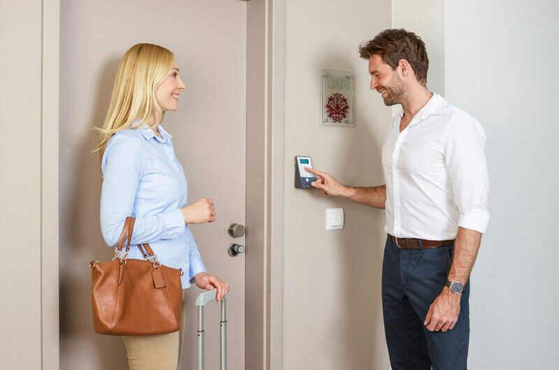 Hotelgast öffnet die Zimmertür mit einem PIN-Code